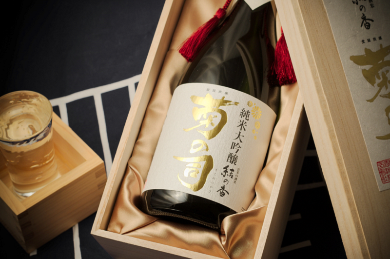 「高級」と感じるのはなぜ？日本酒パッケージの色の秘密