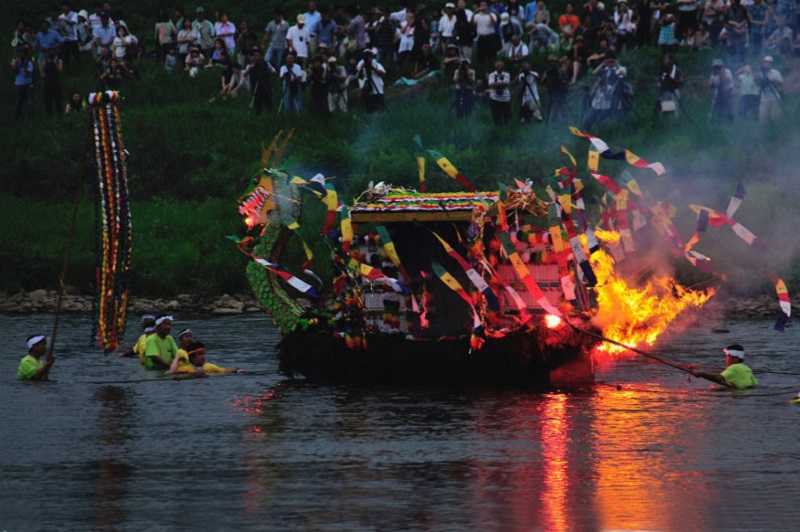 送り盆は盛岡舟っこ流し!北上川を流れる炎に無病息災を